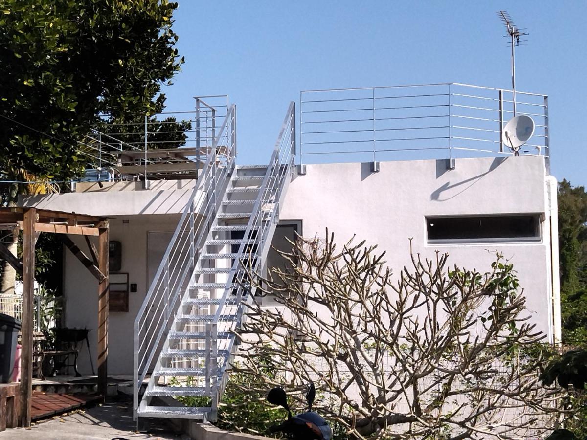 Holiday House Ryukyu-An "Music Hostel" Йомитан Экстерьер фото
