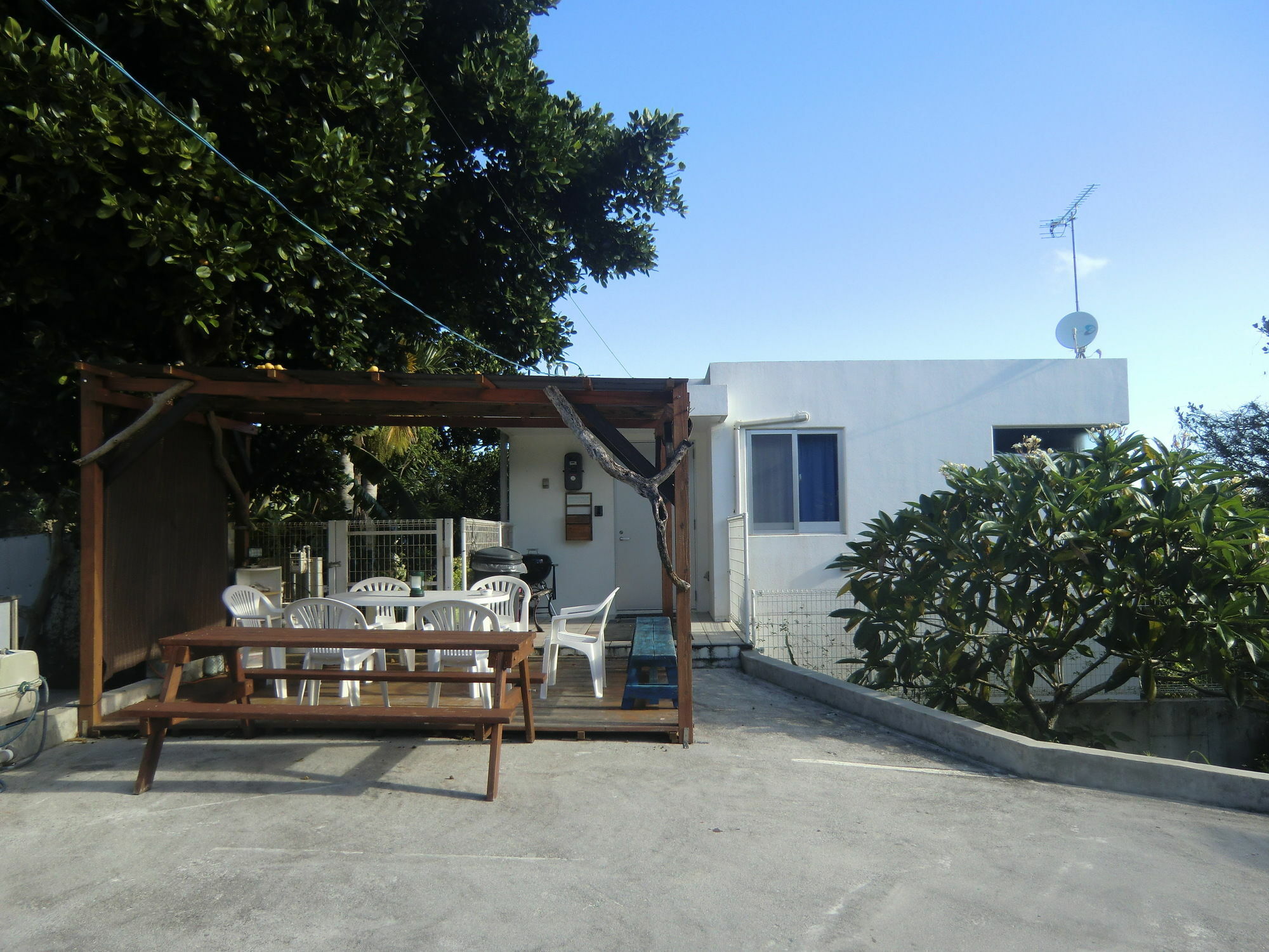 Holiday House Ryukyu-An "Music Hostel" Йомитан Экстерьер фото